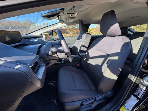 Used 2025 Toyota Prius LE image 31