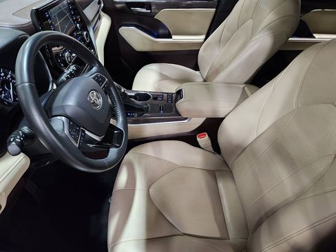 Used 2021 Toyota Highlander Limited image 31