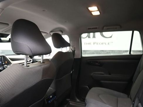 Used 2020 Toyota Highlander L image 25