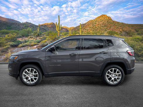 Used 2024 Jeep Compass Latitude AWD/4WD image 7
