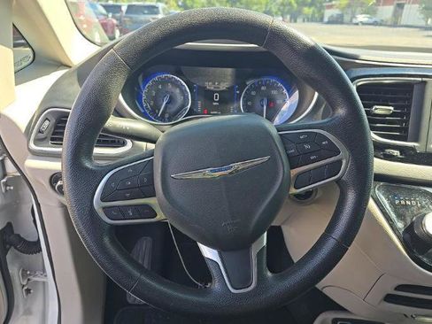 Used 2020 Chrysler Pacifica Touring w/ Tire & Wheel Group FWD image 9