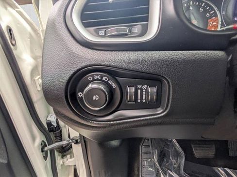 Used 2019 Jeep Renegade Latitude w/ Cold Weather Group AWD/4WD image 20