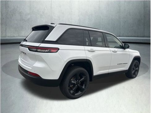 New 2025 Jeep Grand Cherokee Altitude image 5