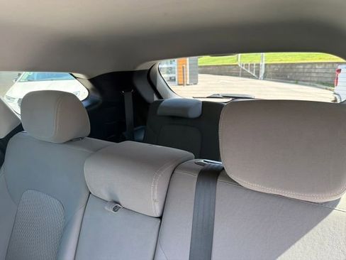 Used 2017 Hyundai Santa Fe SE AWD/4WD image 25