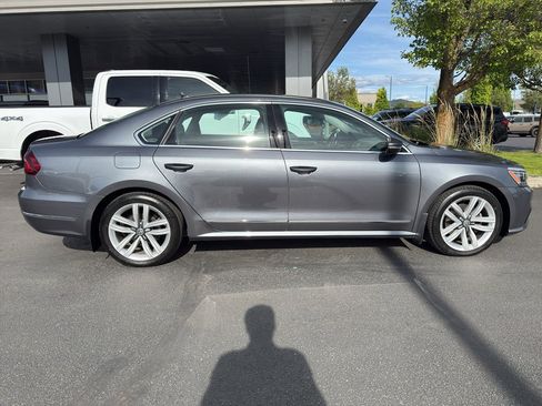 Used 2017 Volkswagen Passat 1.8T SE FWD image 3