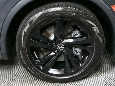 Certified 2023 Volkswagen Tiguan SE R-Line image 6