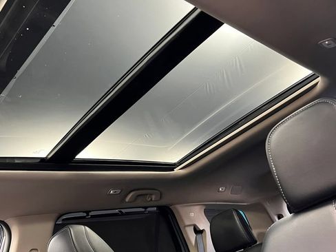 Used 2025 Honda Pilot Touring image 4