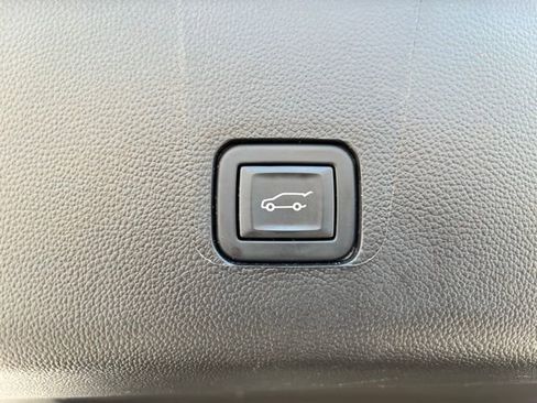 Used 2023 Chevrolet Traverse LT AWD/4WD image 6