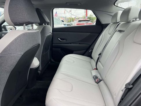 Used 2022 Hyundai Elantra Limited image 16