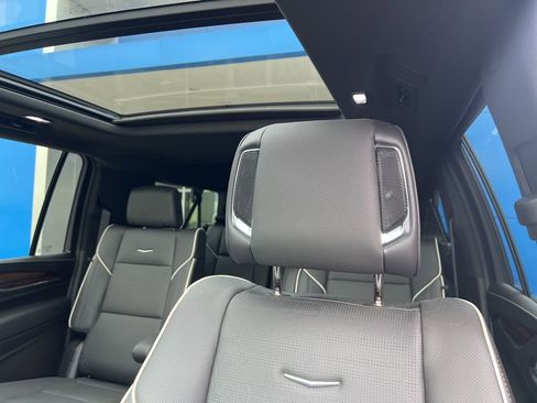 Used 2024 Cadillac Escalade ESV Premium Luxury image 5