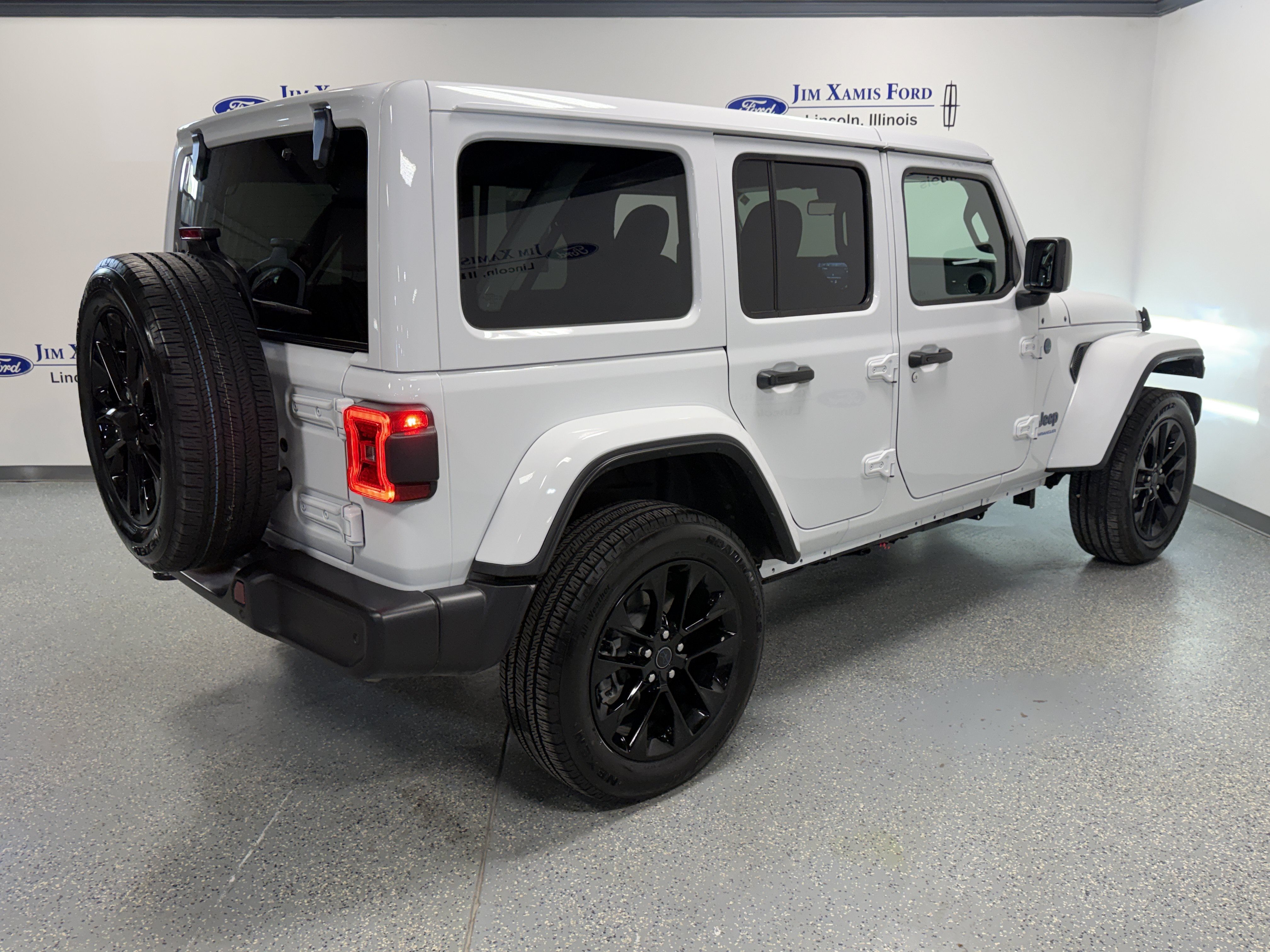 Used 2025 Jeep Wrangler Unlimited Sahara w/ Safety Group AWD/4WD image 6