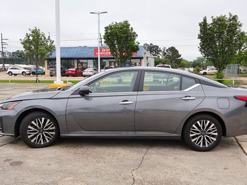 Used 2025 Nissan Altima 2.5 SV FWD image 2