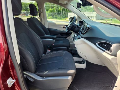 Used 2023 Chrysler Voyager LX image 44