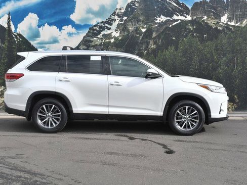 Used 2019 Toyota Highlander XLE w/ Carpet Mat Package (TMS) image 2