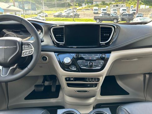 Used 2022 Chrysler Pacifica Touring-L FWD image 27