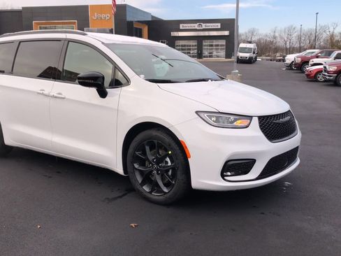 New 2026 Chrysler Pacifica Select image 2