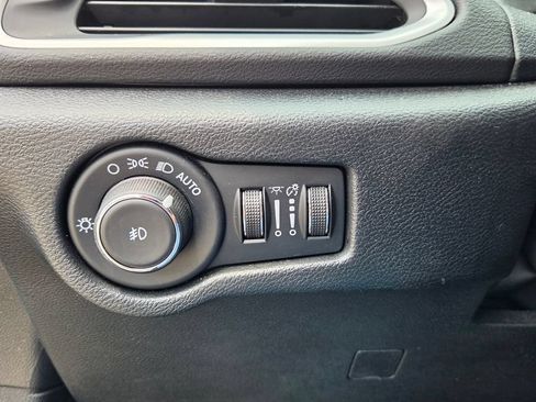 Used 2025 Chrysler Pacifica Select FWD image 27