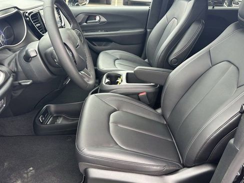 New 2026 Chrysler Pacifica Select image 9