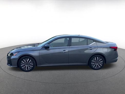 Used 2025 Nissan Altima 2.5 SV FWD image 8