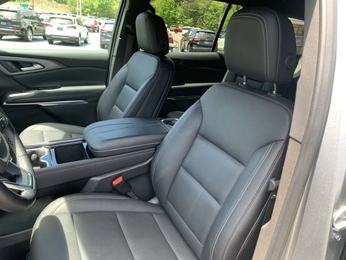 Used 2025 Chevrolet Traverse LT FWD image 22