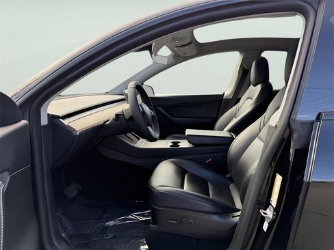 Used 2021 Tesla Model Y Long Range image 17