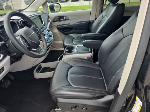 Used 2023 Chrysler Pacifica Touring-L FWD image 5
