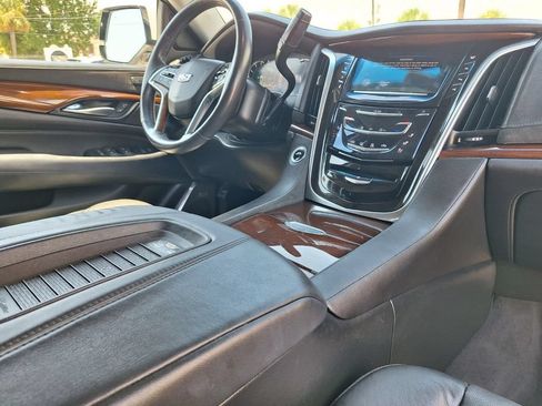 Used 2018 Cadillac Escalade ESV Luxury RWD image 28