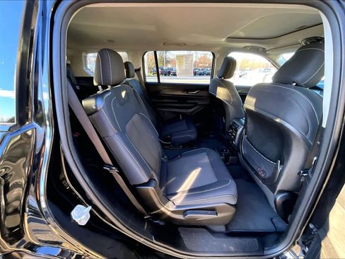 Used 2023 Jeep Grand Cherokee L Laredo image 14