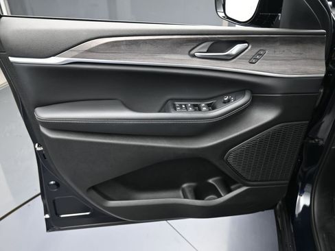 Used 2024 Jeep Grand Cherokee Limited w/ Black Appearance Package image 12