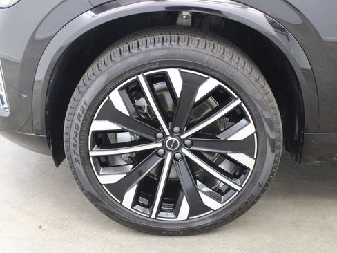 Certified 2025 Volvo XC90 B6 Plus image 30