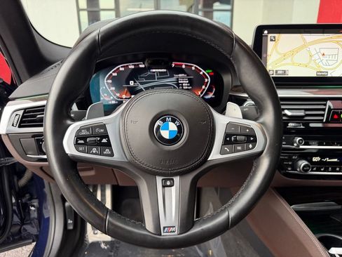 Used 2022 BMW M550i xDrive w/ Dynamic Handling Package AWD/4WD image 16