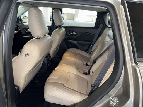 Used 2019 Jeep Cherokee Latitude Plus image 14