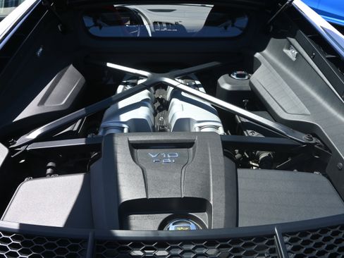Used 2018 Audi R8 V10 w/ Premium Package RWD image 18