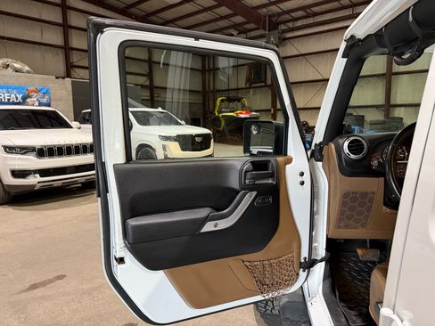 Used 2014 Jeep Wrangler Unlimited Sahara w/ Connectivity Group AWD/4WD image 11