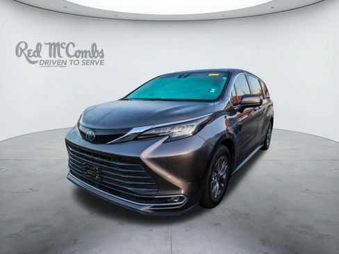 Used 2022 Toyota Sienna XLE FWD image 1