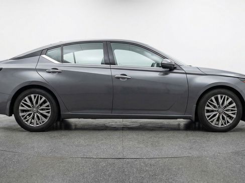 Used 2025 Nissan Altima 2.5 SV FWD image 11