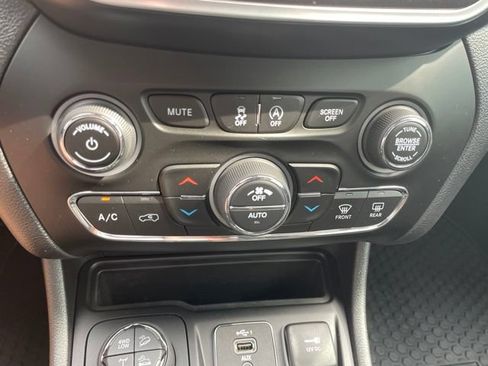 Used 2021 Jeep Cherokee Trailhawk w/ Technology Group AWD/4WD image 41