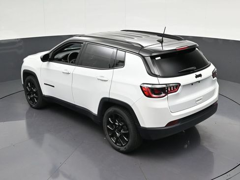 Used 2022 Jeep Compass Latitude FWD image 19