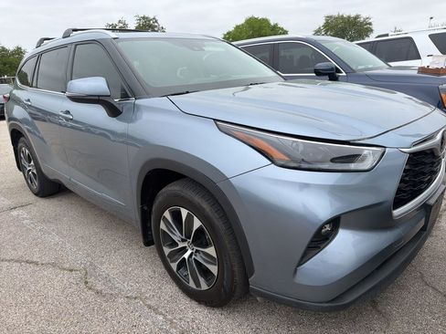 Used 2022 Toyota Highlander XLE image 2