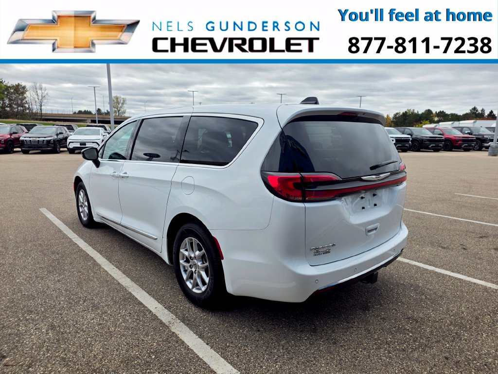 Used 2024 Chrysler Pacifica Touring-L FWD image 5