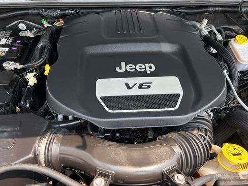 Used 2018 Jeep Wrangler Unlimited Sport S AWD/4WD image 32