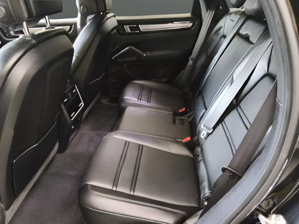 Used 2023 Porsche Cayenne Platinum Edition w/ Towing Package w/o Tow Ball AWD/4WD image 22