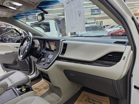 Used 2016 Toyota Sienna XLE FWD image 20