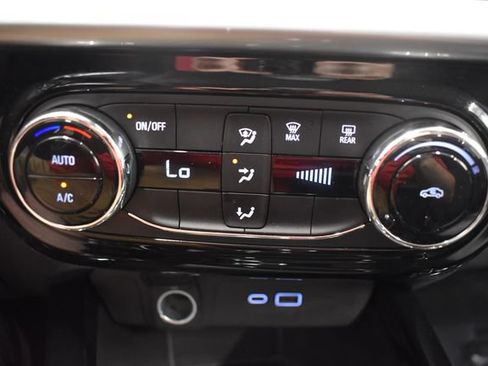 Used 2025 Chevrolet Trax LT FWD image 27