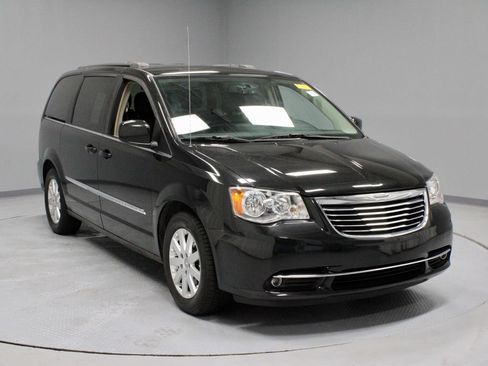 Used 2016 Chrysler Town & Country Touring FWD image 1