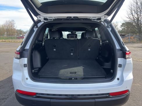 Used 2023 Jeep Grand Cherokee Altitude image 9