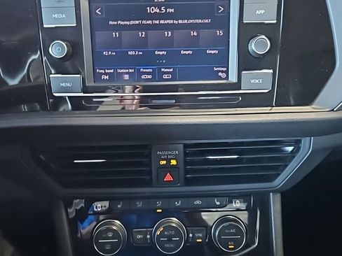 Used 2024 Volkswagen Jetta SE image 27