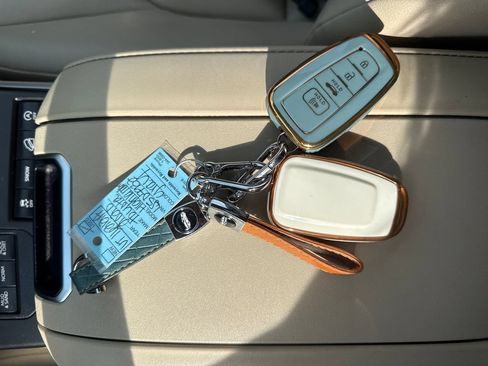 Used 2020 Toyota Highlander XLE AWD/4WD image 34