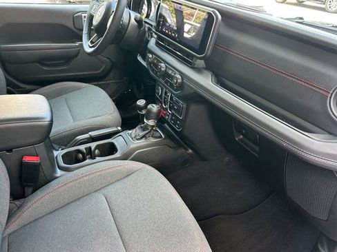Used 2025 Jeep Wrangler Unlimited Rubicon AWD/4WD image 14