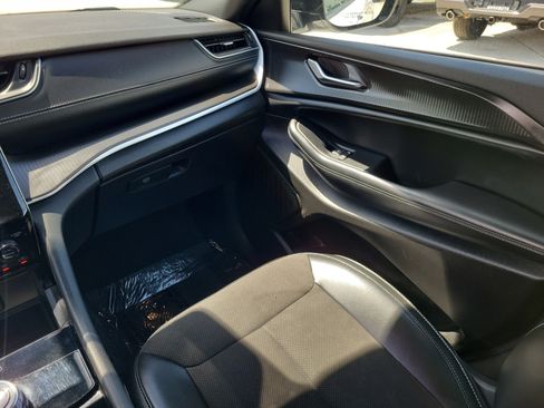 Used 2024 Jeep Grand Cherokee Altitude RWD image 18